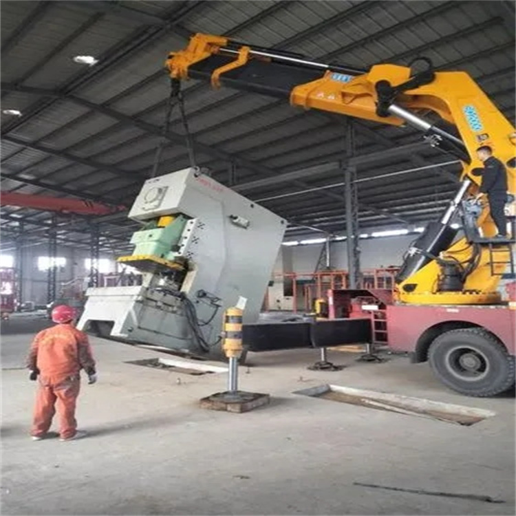 平谷吊车出租:了解使用注意事项和“十不吊”规定!